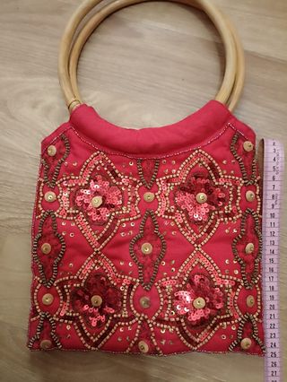 Bolso rojo con asas de madera