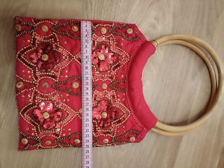 Bolso rojo con asas de madera