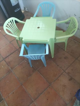 Mesa infantil de plástico con 4 sillas