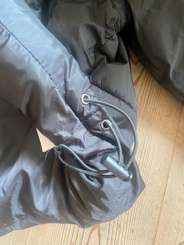 Giubbotto bomber corto nero
Maniche staccabili 