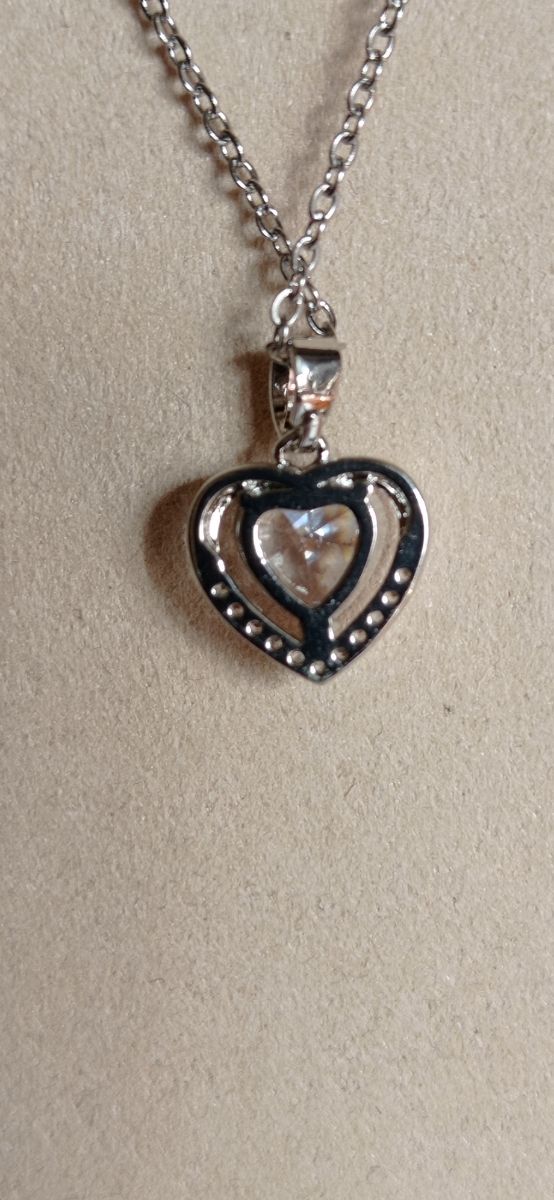 COLGANTE / CON FORMA CORAZON / Y DIAMANTE / (CADEN