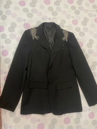 Blazer negro con detalles plateados