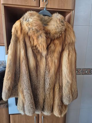 Abrigo piel zorro marrón con tobos rojizos.