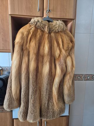 Abrigo piel zorro marrón con tobos rojizos.