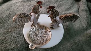 Cenicero antiguo con gallos de alpaca