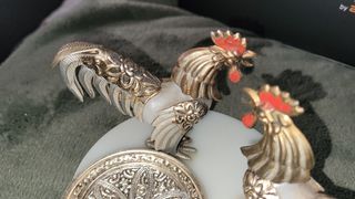Cenicero antiguo con gallos de alpaca