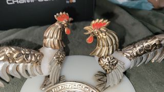 Cenicero antiguo con gallos de alpaca