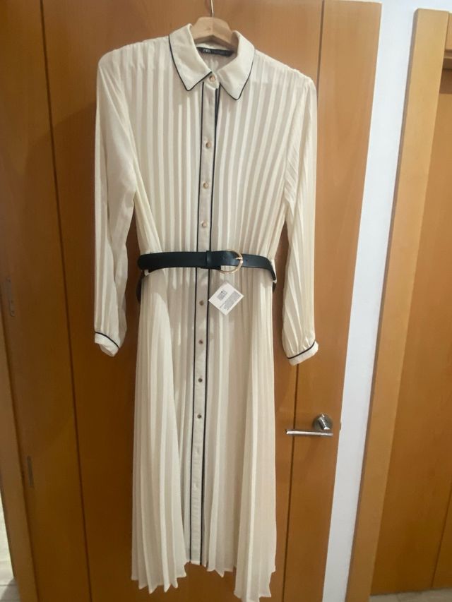 Vestido Zara midi plisado beige