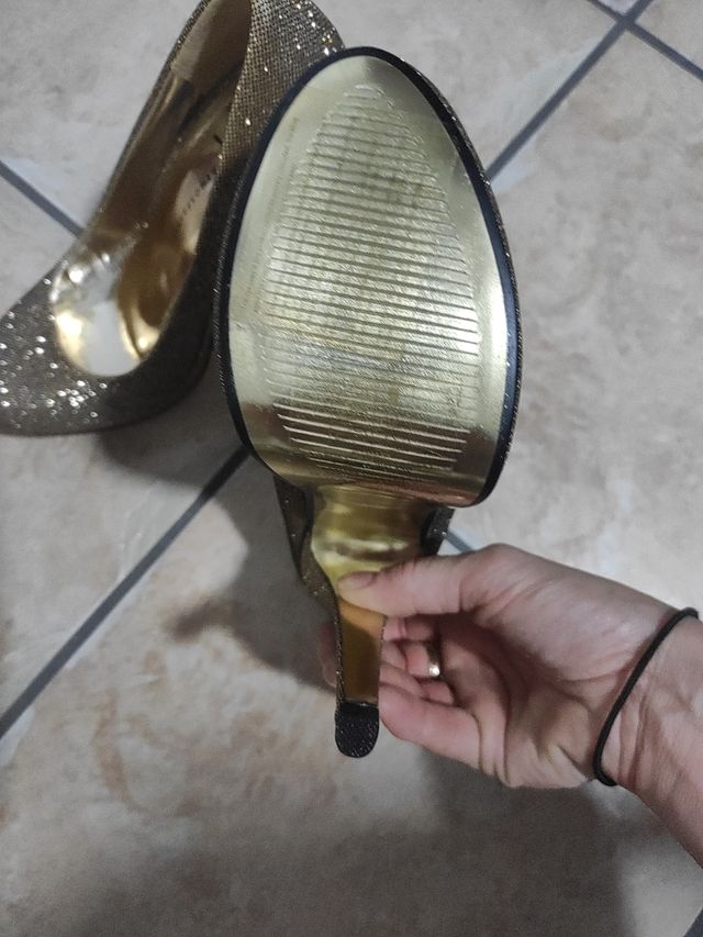 Zapatos brillantes dorados
