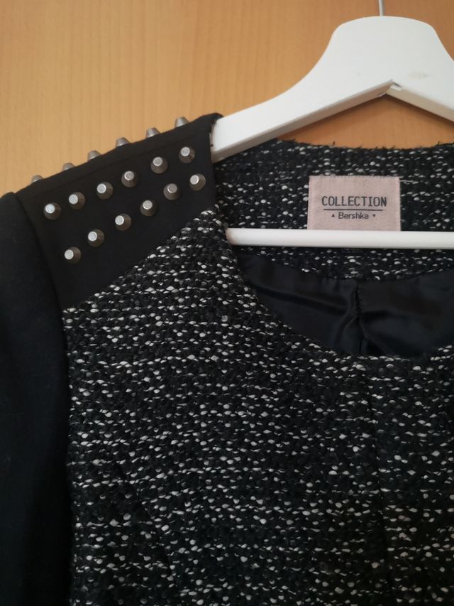 Chaqueta negra Bershka c/tachuelas - T-S