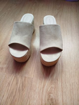 Cuñas Bershka beige plataforma