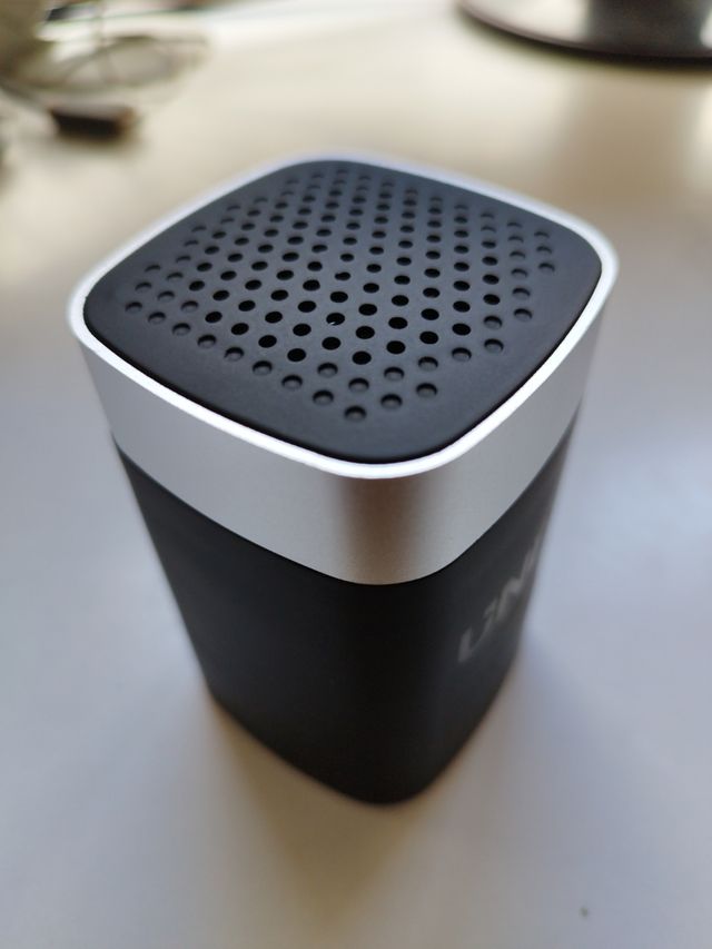 Mini altavoz NUEVO SIN USAR negro
