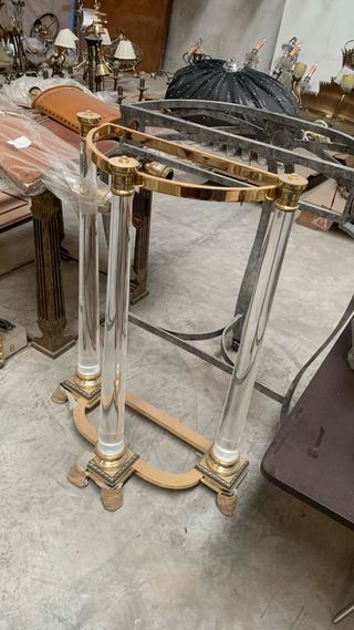 Mesa auxiliar latón metacrilato