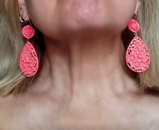 Orecchini pendenti con fiori rosa corallo incisi