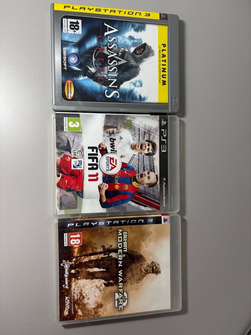 Imagen de 3 Juegos PS3: FIFA 11, AC, MW2