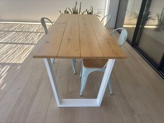 Mesa terraza madera+hierro. Impecable.Sillas tolix