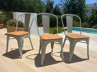 Mesa terraza madera+hierro. Impecable.Sillas tolix