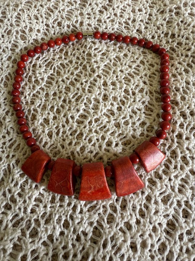 Collar coral rojo