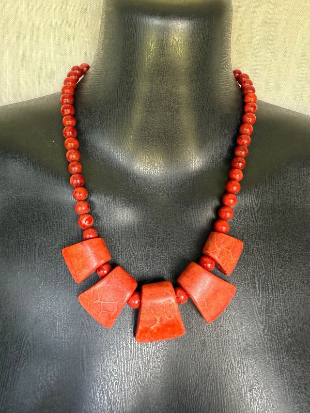 Collar coral rojo