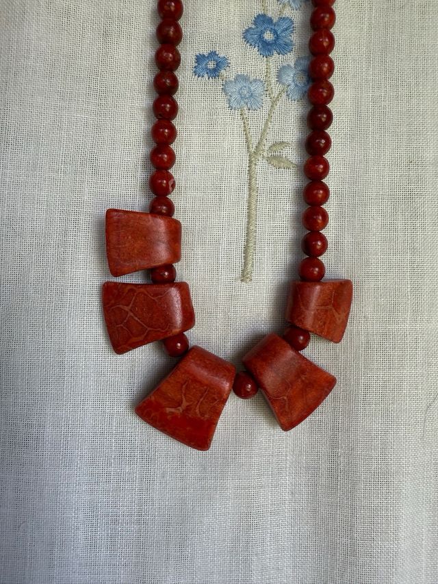 Collar coral rojo