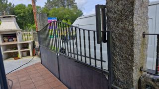 Portal y vallas de hierro forjado
