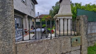 Portal y vallas de hierro forjado
