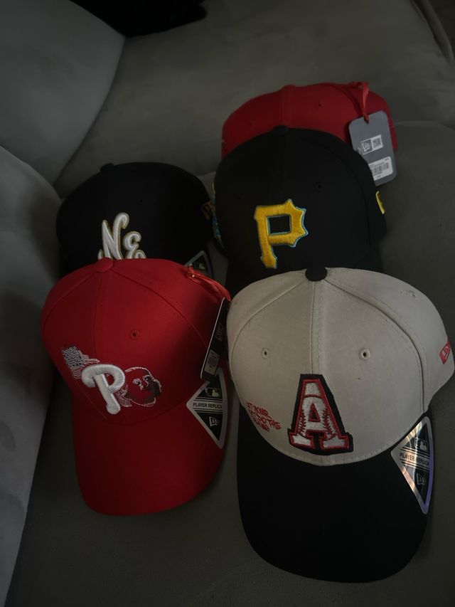 Gorras New Era - Rojas y Negras y beis clarita