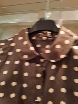 Blusa marrón lunares blancos