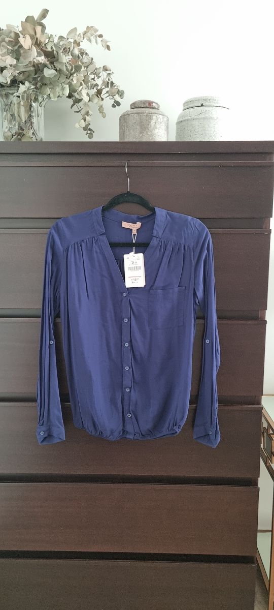 Camisa azul noche de Bershka.