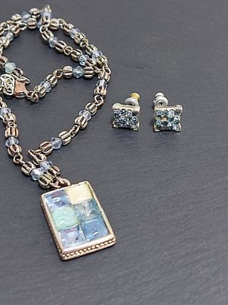 Collar azul y plateado con dije