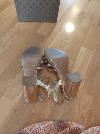 Zapatos El Caballo dorados tacón 41