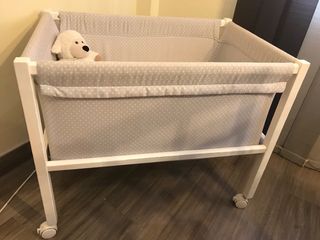 Mini cuna bebé blanca.