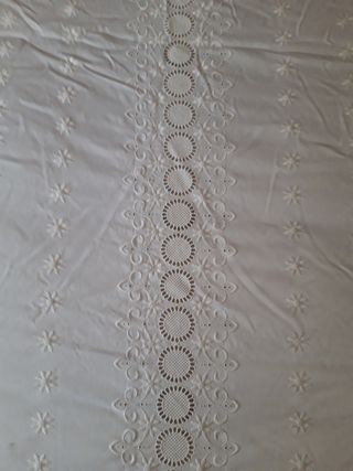 Colcha blanca algodón bordada