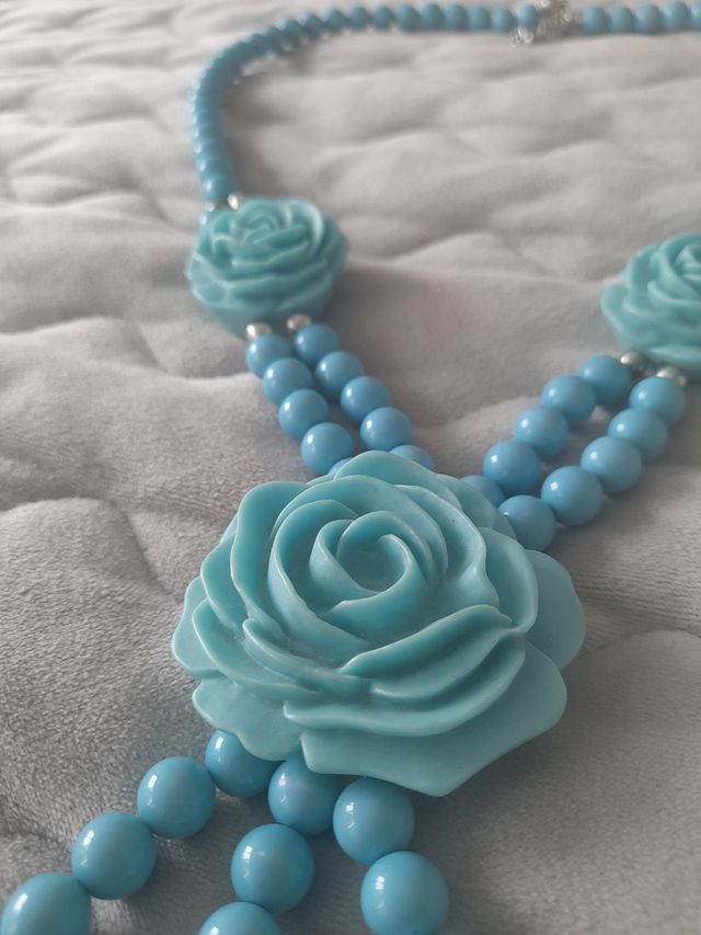 Collar turquesa con rosas