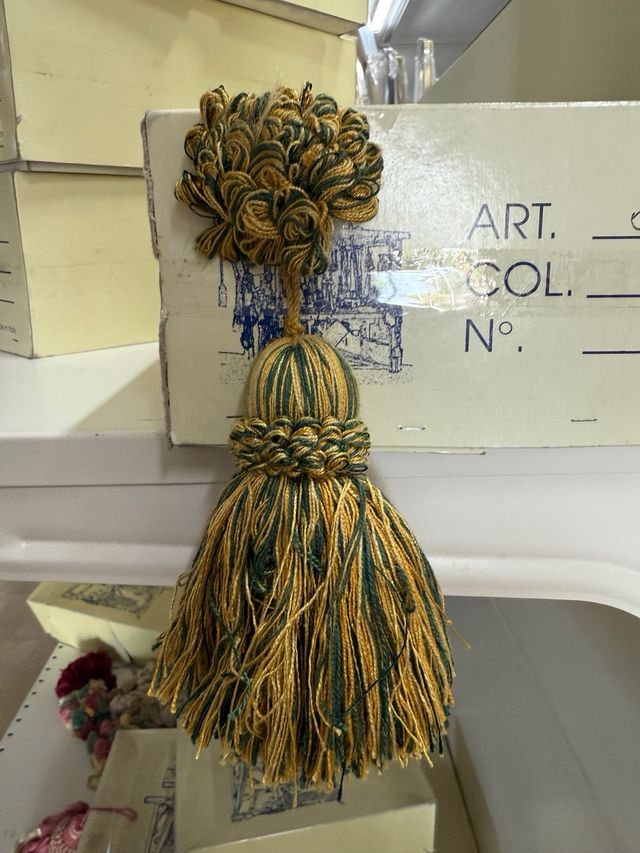 Passamaneria Rosetta coprichiodo con nappa (fiocco