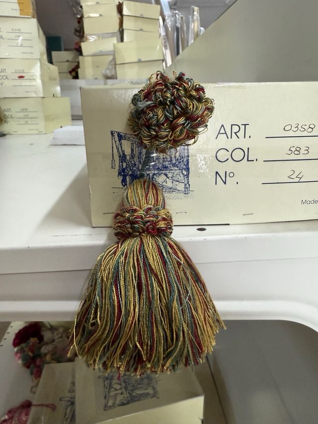 Passamaneria Rosetta coprichiodo con nappa (fiocco