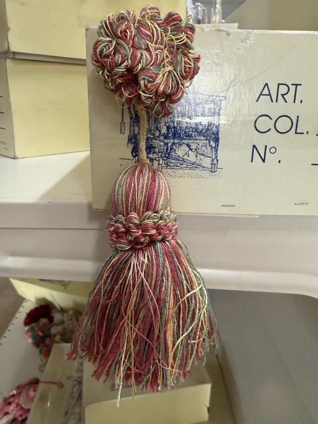 Passamaneria Rosetta coprichiodo con nappa (fiocco