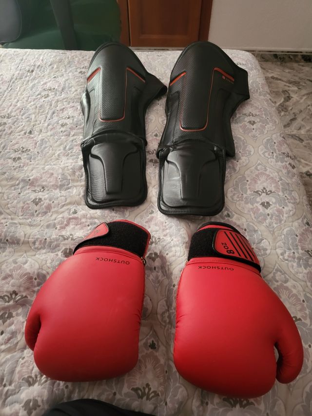 Guantes y espinilleras boxeo