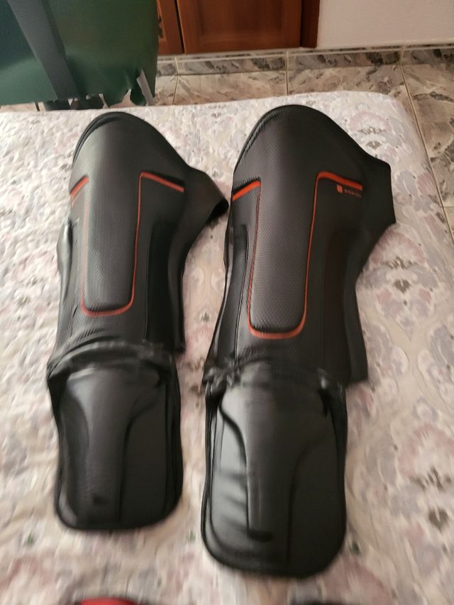 Guantes y espinilleras boxeo