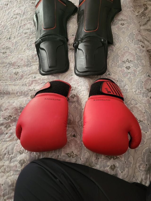 Guantes y espinilleras boxeo