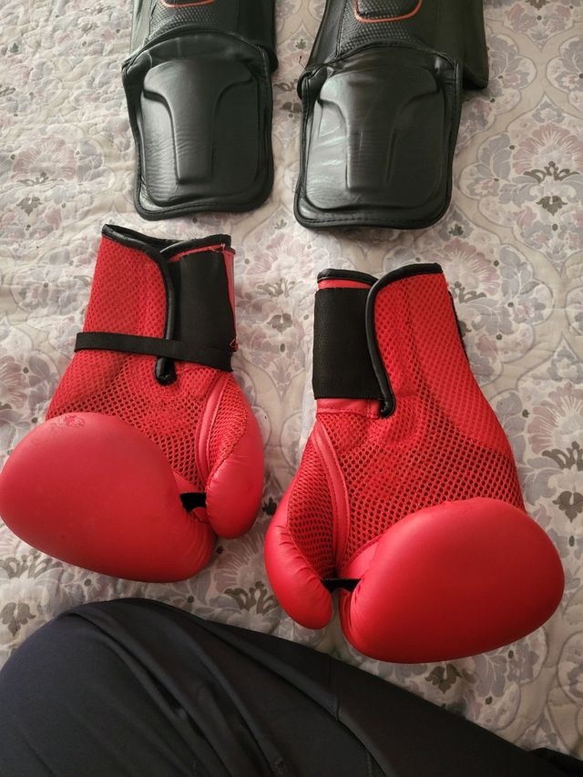 Guantes y espinilleras boxeo