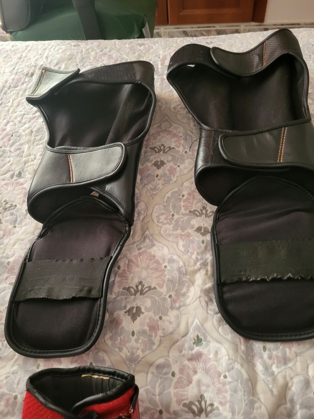 Guantes y espinilleras boxeo