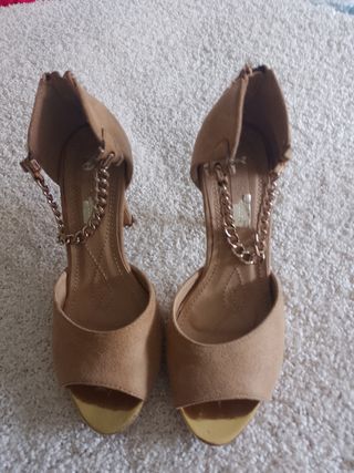 Zapatos tacón beige - Cadena dorada