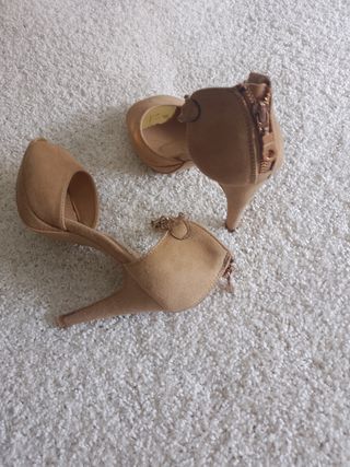 Zapatos tacón beige - Cadena dorada