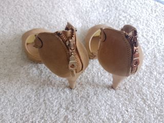 Zapatos tacón beige - Cadena dorada