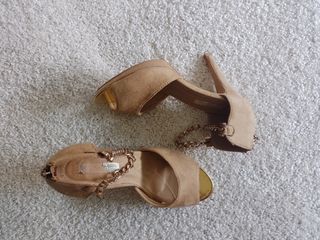 Zapatos tacón beige - Cadena dorada