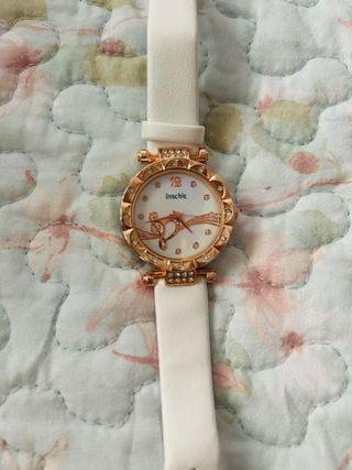 Reloj Inschic blanco y dorado precioso y veraniego