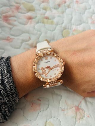 Reloj Inschic blanco y dorado precioso y veraniego
