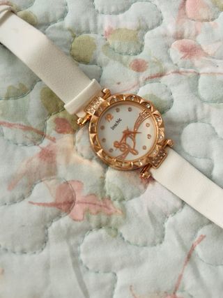 Reloj Inschic blanco y dorado precioso y veraniego