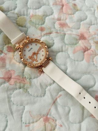 Reloj Inschic blanco y dorado precioso y veraniego